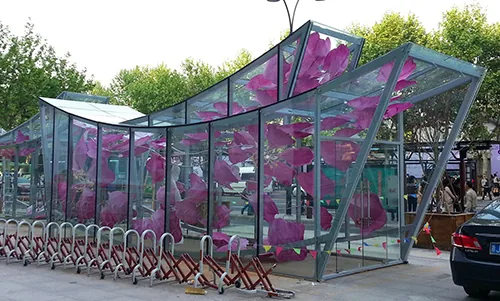 The installation seen in daylight.